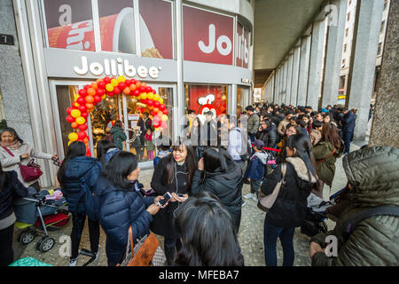 Milan, mars 2018 : La célèbre multinationale philippins Jollibee chaîne de restauration rapide ouvre son premier restaurant européen dans la capit mode et design Banque D'Images