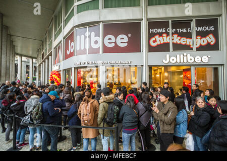 Milan, mars 2018 : La célèbre multinationale philippins Jollibee chaîne de restauration rapide ouvre son premier restaurant européen dans la capit mode et design Banque D'Images