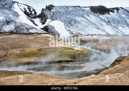 Près de Hveragerði, Islande. La vapeur s'élevant de la rivière chaude géothermique de Reykjadalur au Banque D'Images