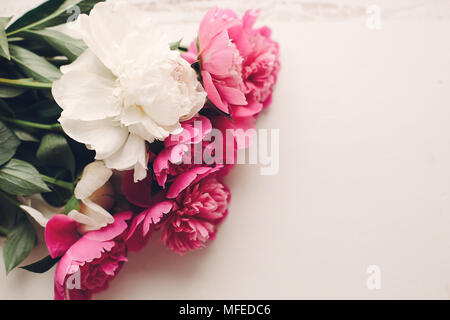 Rose belle pivoines sur fond de bois blanc rustique vue d'en haut, l'espace pour le texte., télévision cartes florales lay. Belle pivoines pattern, tende Banque D'Images