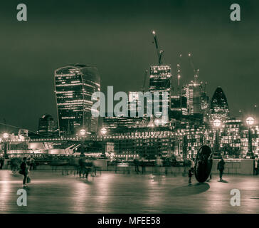 Financial District skyline at night 2017, split image tonique, City of London, England, UK Banque D'Images