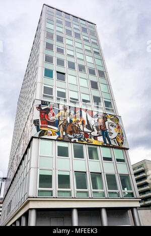 Façade de la "Haus des Lehrers" (maison de l'enseignant) am Alexanderplatz dans l'ancienne partie est de Berlin Mitte, Allemagne 2018 Banque D'Images