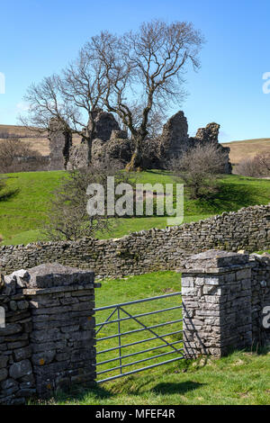 Le 12e siècle ruines du château de Pendragon dans Wenslydale dans le Yorkshire Dales National Park dans le nord-est de l'Angleterre. Banque D'Images