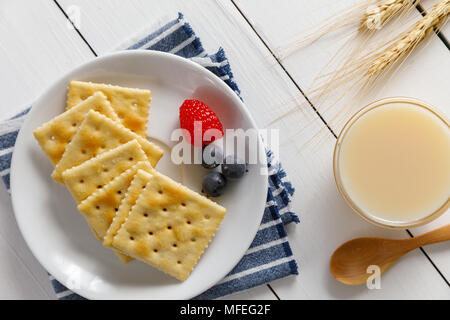 Les craquelins avec du lait concentré et fruits, petit déjeuner Banque D'Images