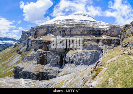 Pic enneigé dans la vallée d'Ordesa dans les Pyrénées aragonaises, Espagne Banque D'Images