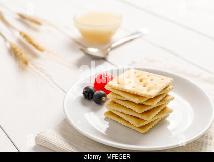 Les craquelins avec du lait concentré et fruits, petit déjeuner Banque D'Images