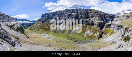 Vue panoramique dans la vallée d'Ordesa dans les Pyrénées aragonaises, Espagne Banque D'Images