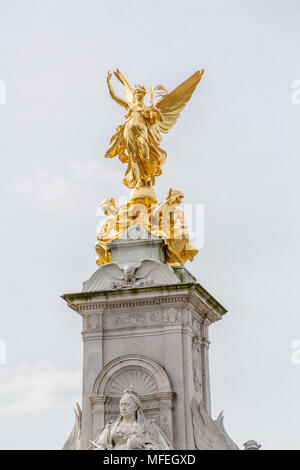 Londres, Royaume-Uni - 27 mars 2015 : juste à l'extérieur de Buckingham Palace se trouve un monument à la reine Victoria Banque D'Images