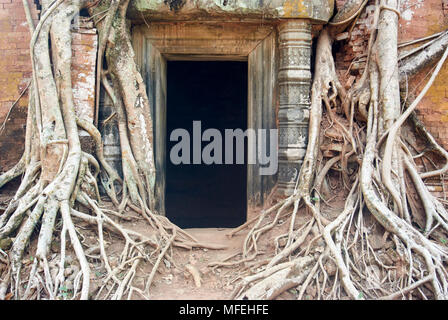 Sanctuaire Prasat Pram plus au sud sur le côté ouest il a cinq tours ou prasats (pram  = 5). Trois tours de brique dans une rangée sur la même plate-forme. Banque D'Images