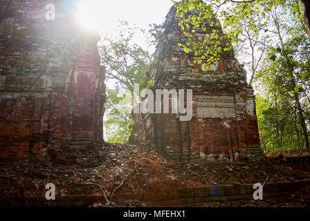 Sanctuaire Prasat Pram plus au sud sur le côté ouest il a cinq tours ou prasats (pram  = 5). Trois tours de brique dans une rangée sur la même plate-forme. Banque D'Images