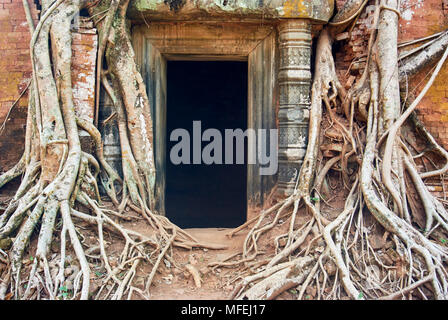 Sanctuaire Prasat Pram plus au sud sur le côté ouest il a cinq tours ou prasats (pram  = 5). Trois tours de brique dans une rangée sur la même plate-forme. Banque D'Images