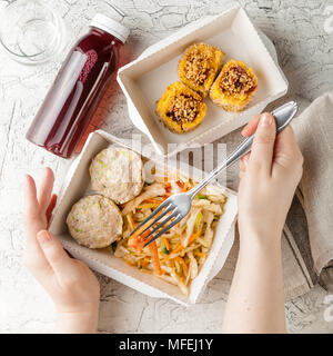 Emporter des repas de remise en forme. Escalopes de poulet à la vapeur et les courgettes avec des légumes bouillis, Berry boisson et dessert sain de la polenta. La perte de poids nutrit Banque D'Images