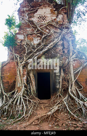 Sanctuaire Prasat Pram plus au sud sur le côté ouest il a cinq tours ou prasats (pram  = 5). Trois tours de brique dans une rangée sur la même plate-forme. Banque D'Images