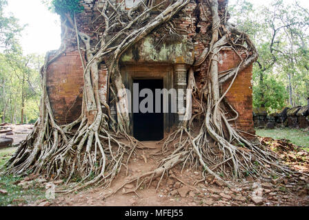 Sanctuaire Prasat Pram plus au sud sur le côté ouest il a cinq tours ou prasats (pram  = 5). Trois tours de brique dans une rangée sur la même plate-forme. Banque D'Images