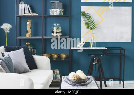 L'éléphant d'or et d'une feuille dans un vase en verre placé sur en 24 en bleu salon intérieur avec décor sur métal Banque D'Images