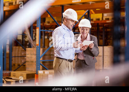 Une femme joyeuse à la tablette à l'écran Banque D'Images