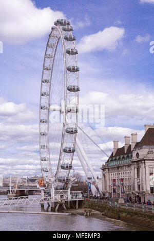 Londres, Royaume-Uni - 27 mars 2015 : l'un des plus importants des grandes roues dans le monde, le Landmark London Eye. Banque D'Images