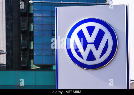 Vilnius, Lituanie- 12 avril, 2018 : Logo de Volkswagen près de votre bâtiment. Volkswagen est une marque allemande dont le siège est à Wolfsburg. Banque D'Images