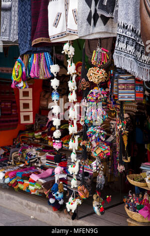 Produits artisanaux traditionnels sur le marché de rue à Copacabana, Bolivie Banque D'Images