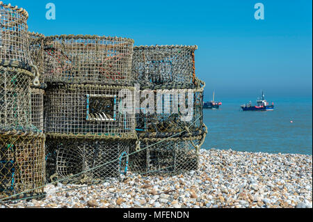 Des casiers à crabe et homard sur une plage de galets à Selsy, Sussex, UK Banque D'Images