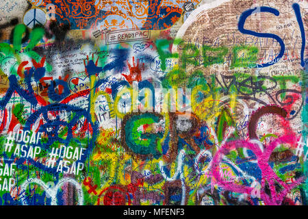 PRAGUE, RÉPUBLIQUE TCHÈQUE - 28 août 2014 : le mur de Lennon est un symbole pour les jeunes qui maintient sur le dessin de l'écriture graffiti inspiré par John Lennon et les Beatles lyrics Banque D'Images