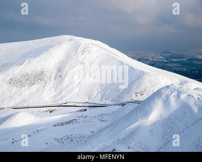 La neige a couvert Mam Tor vu de Rushup Edge, parc national de Peak District Banque D'Images