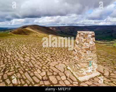 Trig point sur Mam Tor avec Rushup Edge sommet en distance, Peak District National Park Banque D'Images