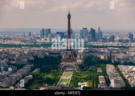 Vue aérienne de la Tour Eiffel, du Champ de Mars et de la Défense, le contexte comme vu de la Tour Montparnasse à Paris, France. Banque D'Images