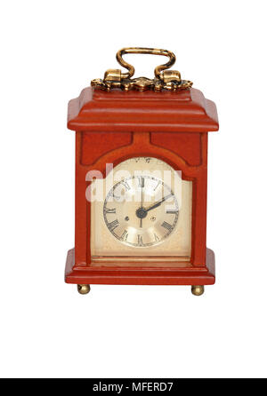Modèle miniature de vieille horloge en bois isolé sur fond blanc avec clipping path Banque D'Images