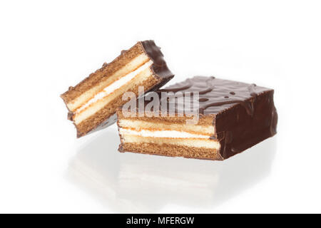 Tranches de gâteau au chocolat isolé sur fond blanc avec de la réverbération Banque D'Images