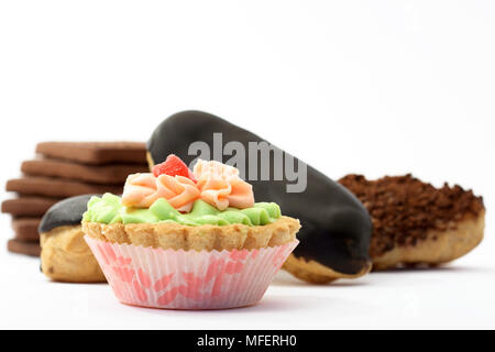 Divers biscuits et gâteaux isolé sur fond blanc Banque D'Images