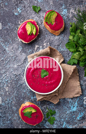 Houmous de betterave. Apéritif vegan sain Banque D'Images
