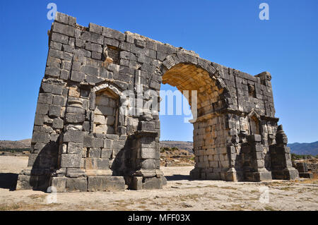 Scenic vue arrière de l'Arc de Triomphe consacré à l'empereur Caracalla à Volubilis ruines romaines (Fès-Meknès, Maroc) Banque D'Images