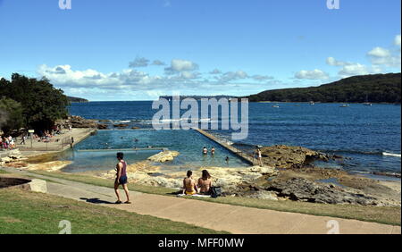 Manly, Australie - Feb 4, 2018. Fairlight beach sur une journée ensoleillée en été. Les gens profiter de la fraîcheur de l'eau dans une piscine de marée Fairlight. Tête et du sud Banque D'Images