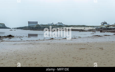 Vue de la plage à Rhoscolyn sur Anglesey Banque D'Images