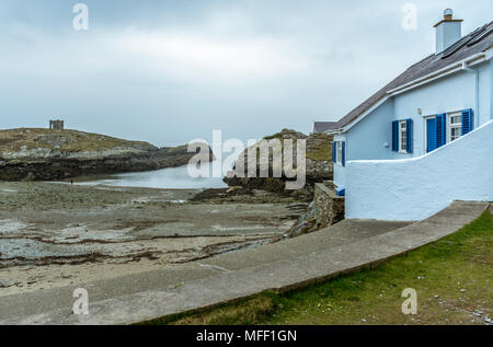 Propriétés de bord de mer dans les baies à Rhoscolyn sur Anglesey Banque D'Images