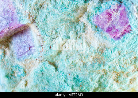 La prise de vue macro de pierre naturelle. La texture de métal de l'aniolit avec un rubis. Résumé fond. Banque D'Images