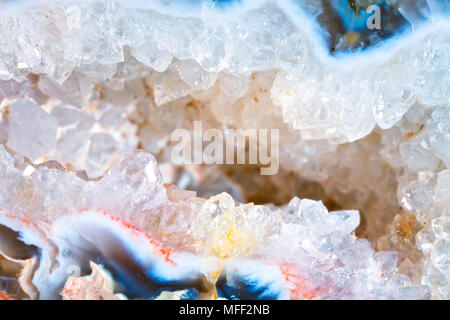 La prise de vue macro de pierre naturelle. La texture de la calcédoine Geode minéral. Résumé fond. Banque D'Images