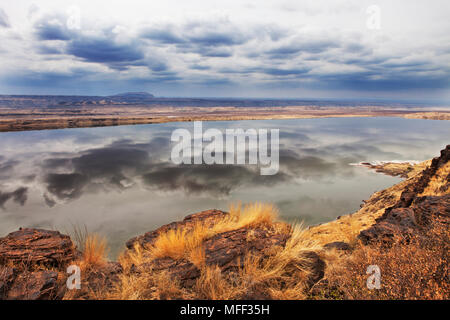 Vue du lac Magadi de nuages reflète dans ses eaux calmes. La vallée du Rift. Kenya Banque D'Images