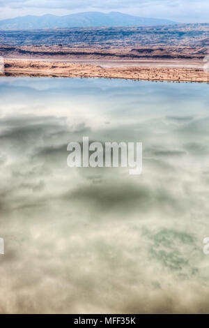 Vue du lac Magadi de nuages reflète dans ses eaux calmes. La vallée du Rift. Kenya Banque D'Images