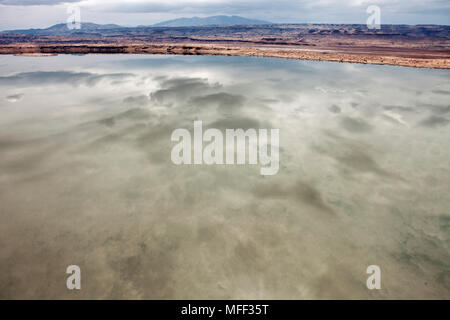 Vue du lac Magadi de nuages reflète dans ses eaux calmes. La vallée du Rift. Kenya Banque D'Images