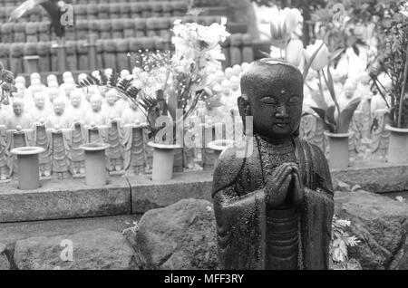 Moine bouddhiste Japonais priant et méditant statues Banque D'Images