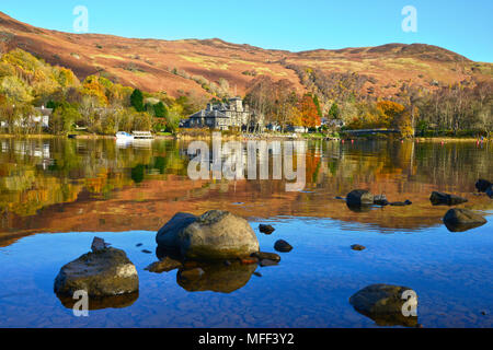 Recherche à travers le Loch Earn à St Fillans village, Scotland UK couleurs d'automne et réflexions ciel bleu clair journée ensoleillée d'octobre 2017 Banque D'Images