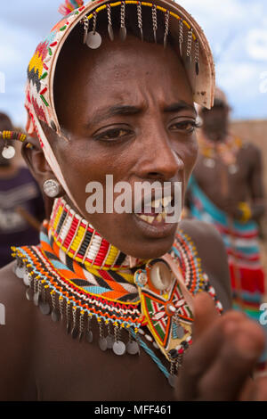 Dans l'homme Rendille robe traditionnelle. Peuple Rendille sont une tribu qui habitent le nord du Kenya. Ils sont des nomades qui ont tendance chameaux, moutons, chèvres et bovins. Banque D'Images