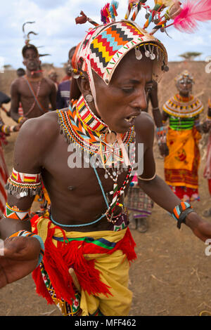 Dans l'homme Rendille robe traditionnelle. Peuple Rendille sont une tribu qui habitent le nord du Kenya. Ils sont des nomades qui ont tendance chameaux, moutons, chèvres et bovins. Banque D'Images