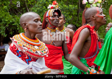 Dans l'homme Rendille robe traditionnelle. Peuple Rendille sont une tribu qui habitent le nord du Kenya. Ils sont des nomades qui ont tendance chameaux, moutons, chèvres et bovins. Banque D'Images