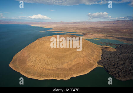 Vue aérienne du cratère Nabuyatom, au sud du lac Turkana, au Kenya. Le Lac Turkana est situatated dans la Grande Vallée du Rift au Kenya. C'est le grands Banque D'Images