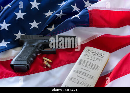 Le deuxième amendement et le contrôle des armes à feu aux États-Unis, concept. Pistolet, des balles, et la constitution américaine sur le drapeau USA. Banque D'Images