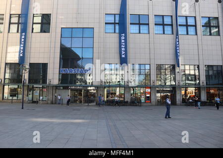 Dortmund, Ruhr, Rhénanie du Nord-Westphalie, Allemagne - 16 Avril 2018 : Grand magasin Karstadt dans la ville Banque D'Images