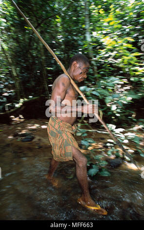 L'HOMME PYGMÉE BAKA de la chasse de subsistance (tribu hunter) Cameroun et République Centrafricaine Banque D'Images